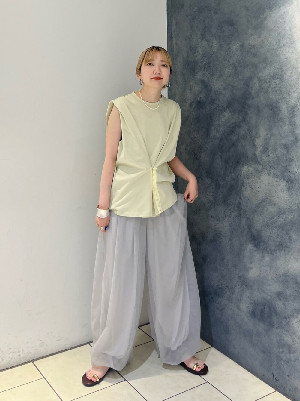 グリーン系のTシャツ/カットソー、グレー系のその他パンツ、ブラック系のサンダルを着用したレディースの夏コーディネートの2枚目の写真