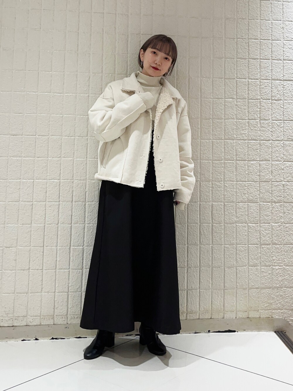 「KBF、ボア、ボアジャケット、アウター、秋アウター、冬アウター、ワンピース、ハイネック、秋のコーデ、カジュアル、カジュアルコーデ、お出かけコーデ、モノトーン、ロングワンピース」｜「KBFのパッチワークMIXボアジャケット（ムートンコート、ホワイト系）」を使った、まっちゃんさん（レディース・154cm）の秋コーディネートの2枚目の写真