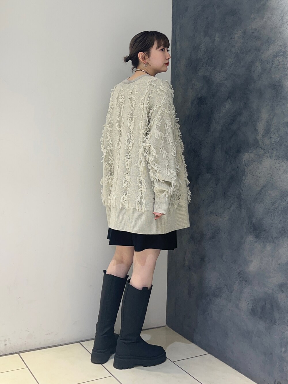 ベージュ系のカーディガン/ボレロ、ブラック系のその他パンツ、グレー系のニット/セーターを着用したレディースの秋コーディネートの3枚目の写真