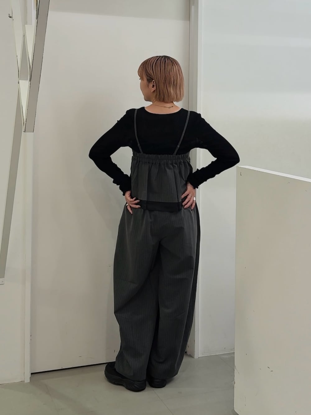 グレー系のワンピース、ブラック系のTシャツ/カットソーを着用したレディースの秋コーディネートの3枚目の写真