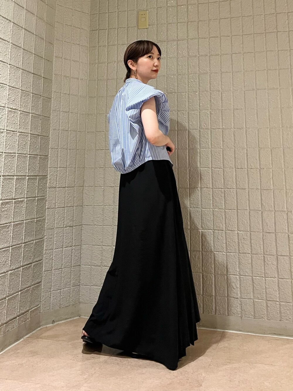 ブルー系のシャツ/ブラウス、ブラック系のワンピース、ブラック系のハンドバッグを着用したレディースの夏コーディネートの3枚目の写真