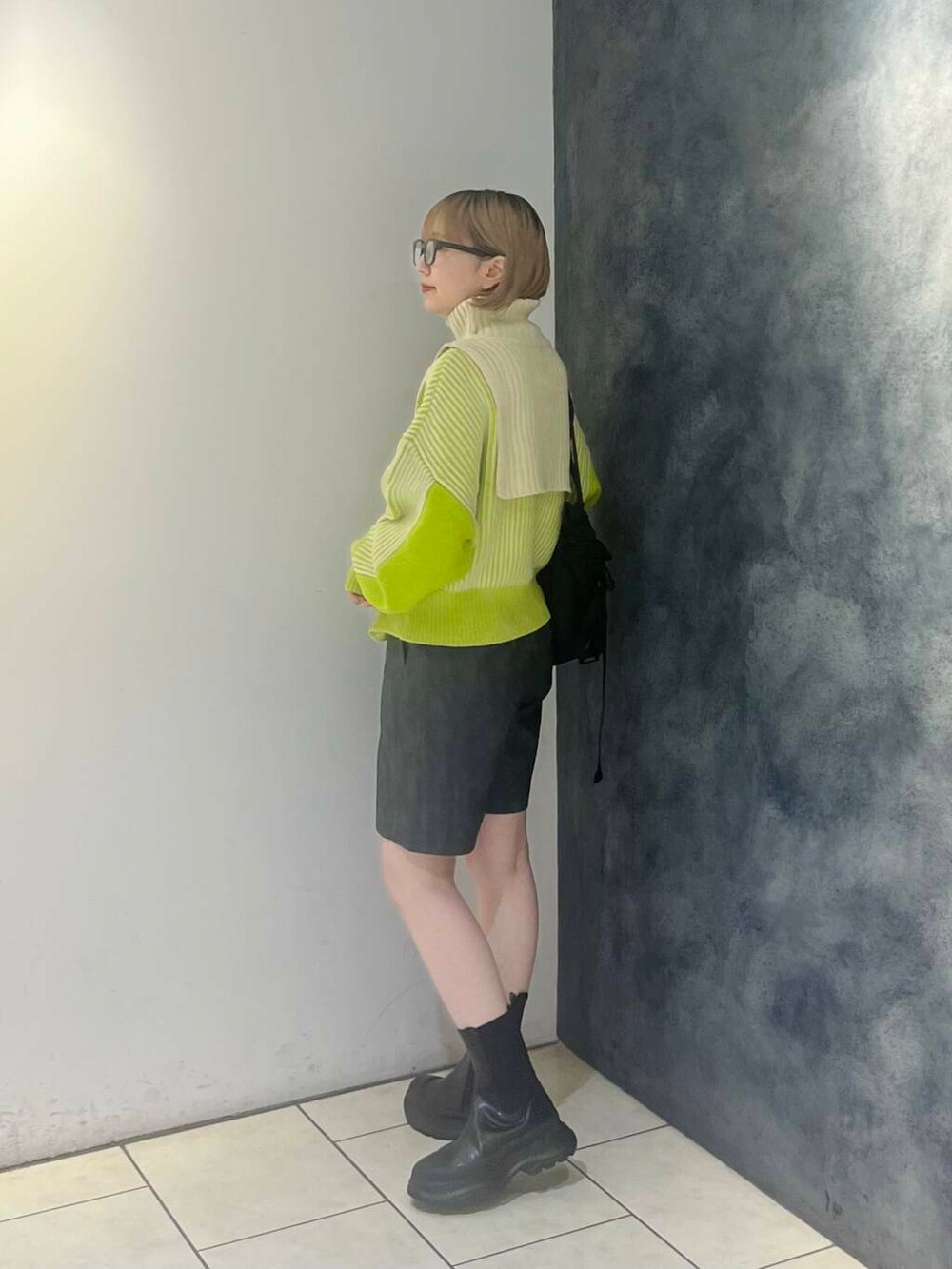 グリーン系のニット/セーター、グレー系のその他パンツ、ブラック系のショルダーバッグを着用したレディースの秋コーディネートの4枚目の写真