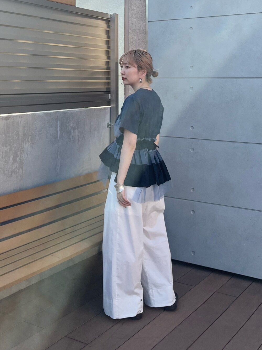 ブルー系のTシャツ/カットソー、ホワイト系のその他パンツを着用したレディースの夏コーディネートの3枚目の写真