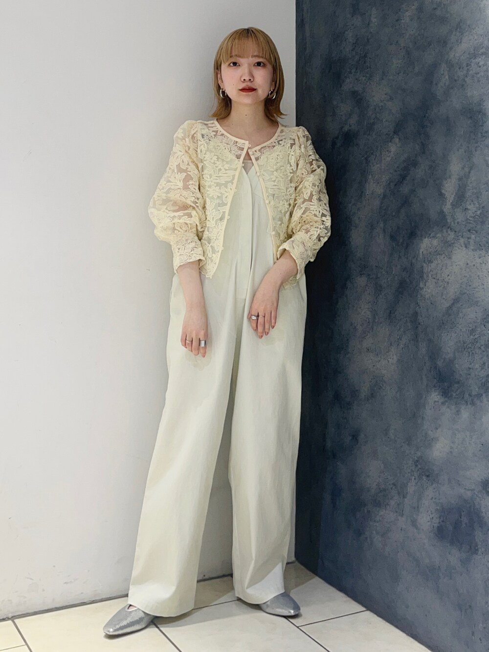 ホワイト系のシャツ/ブラウス、ホワイト系のサロペット/オーバーオール、シルバー系のパンプスを着用したレディースの春コーディネートの2枚目の写真