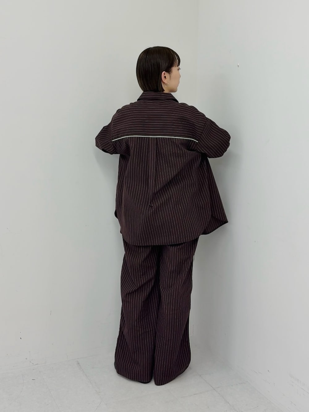 ブラウン系のシャツ/ブラウス、ブラウン系のその他パンツを着用したレディースの冬コーディネートの2枚目の写真