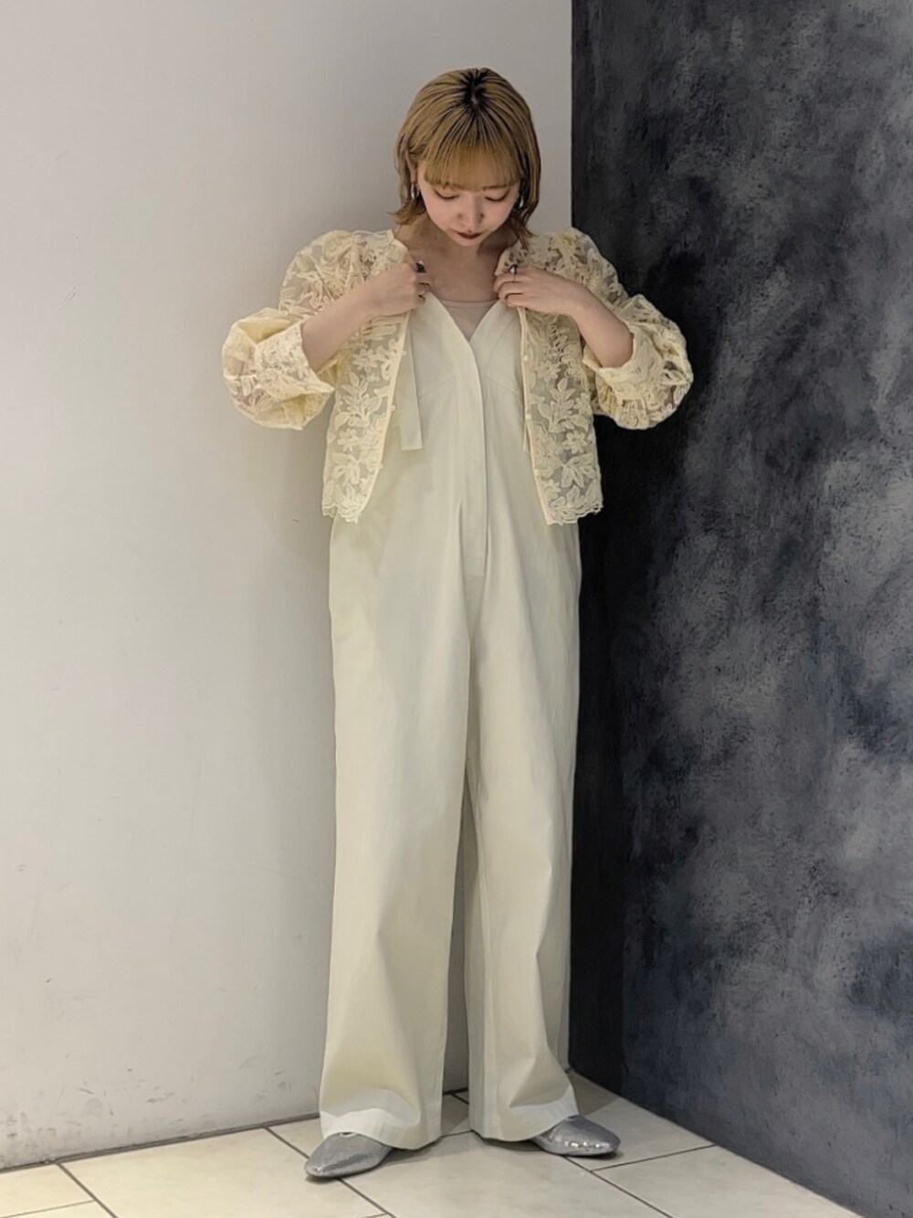 ホワイト系のシャツ/ブラウス、ホワイト系のサロペット/オーバーオール、シルバー系のパンプスを着用したレディースの春コーディネートの4枚目の写真