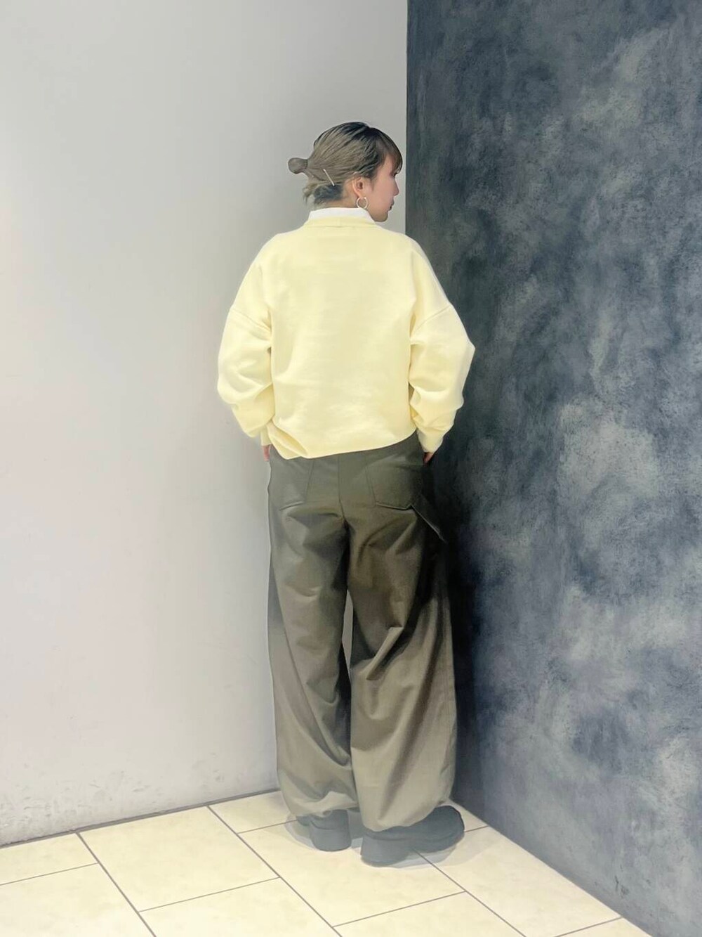 グリーン系のその他パンツ、ホワイト系のシャツ/ブラウス、イエロー系のニット/セーターを着用したレディースの冬コーディネートの4枚目の写真