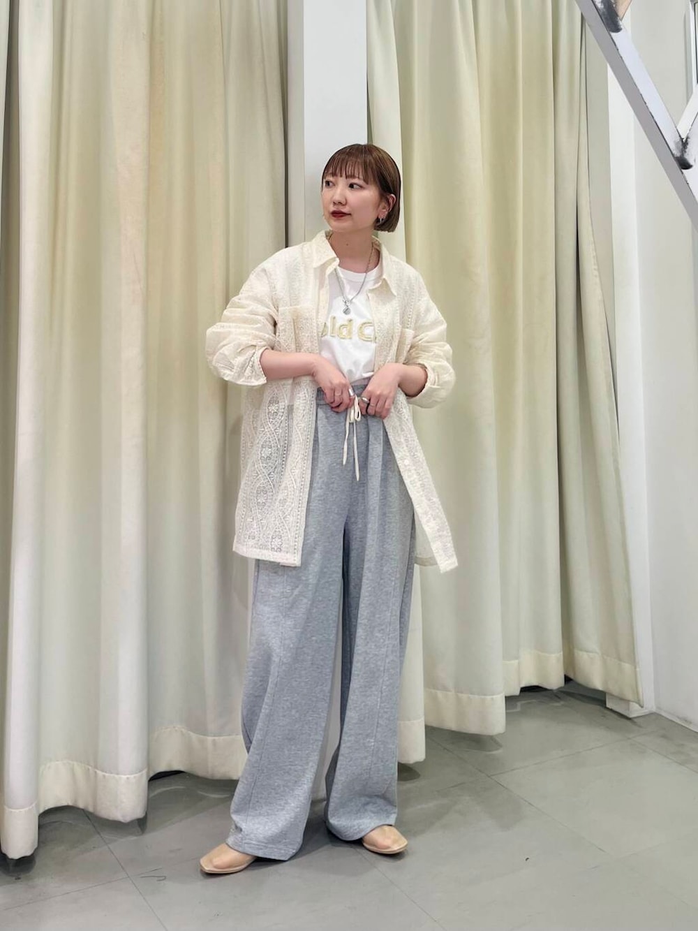 ホワイト系のTシャツ/カットソー、ホワイト系のシャツ/ブラウス、グレー系のその他パンツを着用したレディースの春コーディネートの2枚目の写真