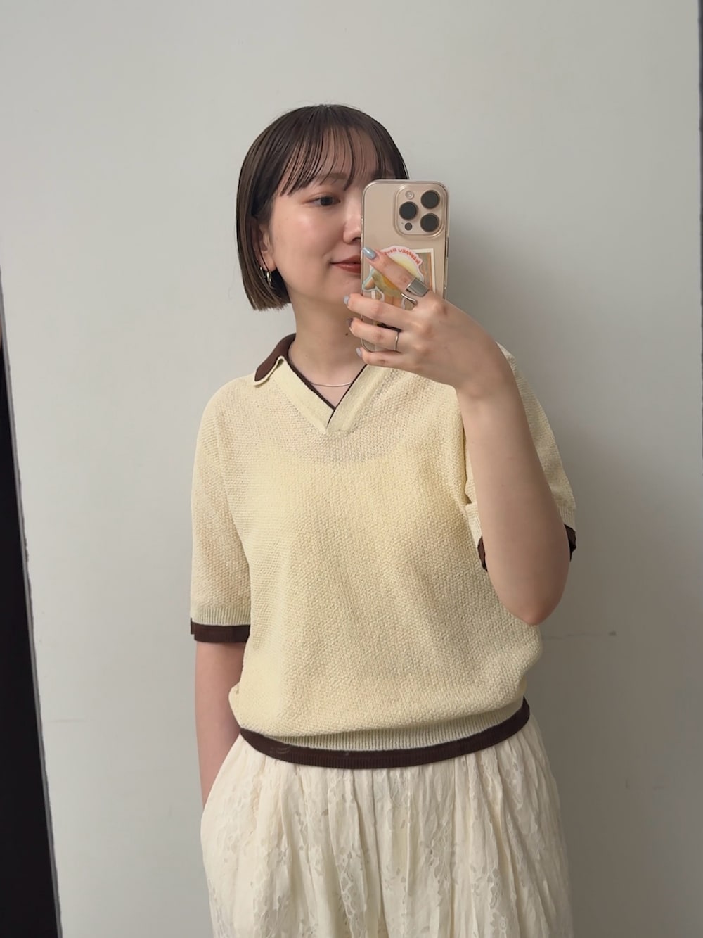 イエロー系のニット/セーター、ホワイト系のその他パンツを着用したレディースの春コーディネートの3枚目の写真