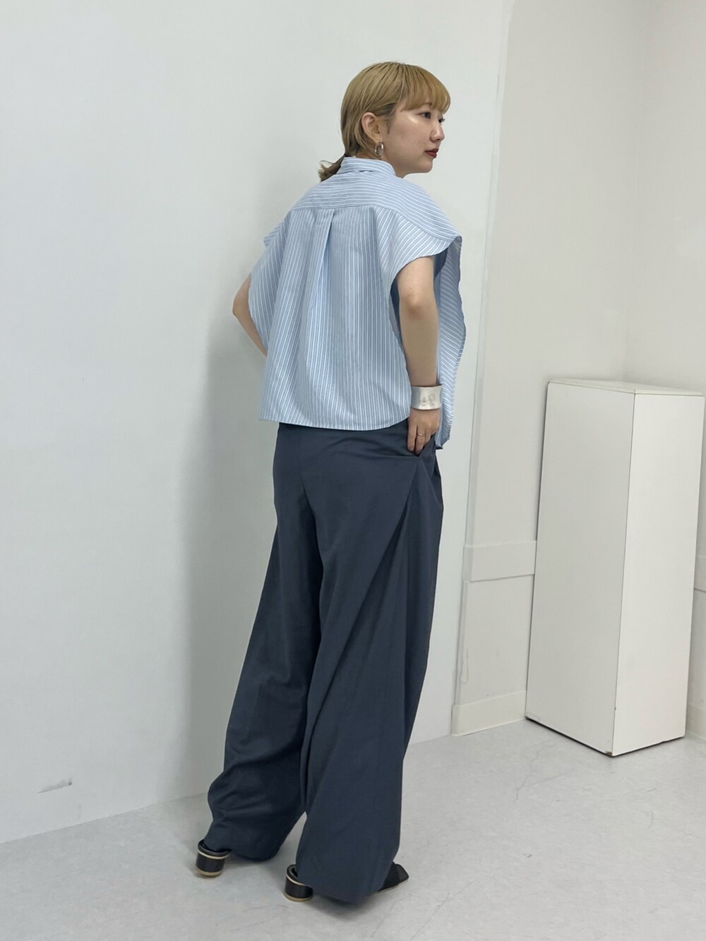 ブルー系のシャツ/ブラウス、グレー系のその他パンツを着用したレディースの春コーディネートの3枚目の写真