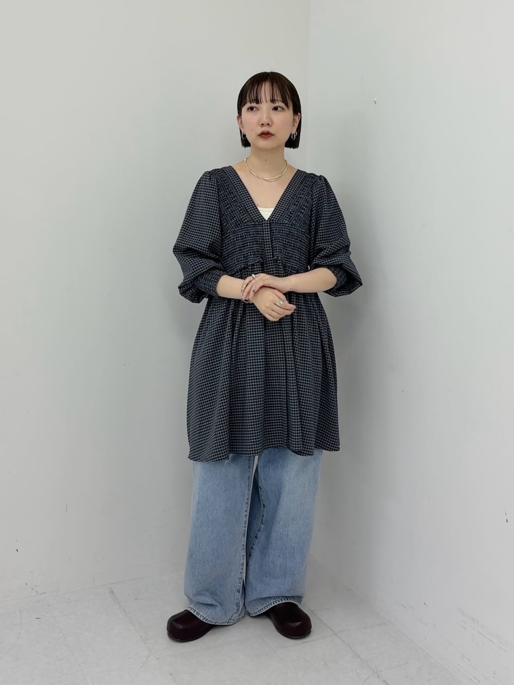 ブルー系のデニムパンツ、ブルー系のワンピースを着用したレディースの冬コーディネートの3枚目の写真