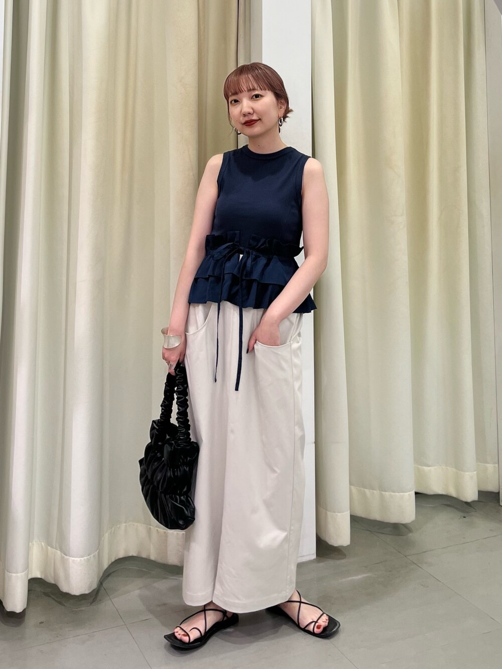 ブルー系のタンクトップ、ベージュ系のスカート、ブラック系のハンドバッグを着用したレディースの夏コーディネートの4枚目の写真