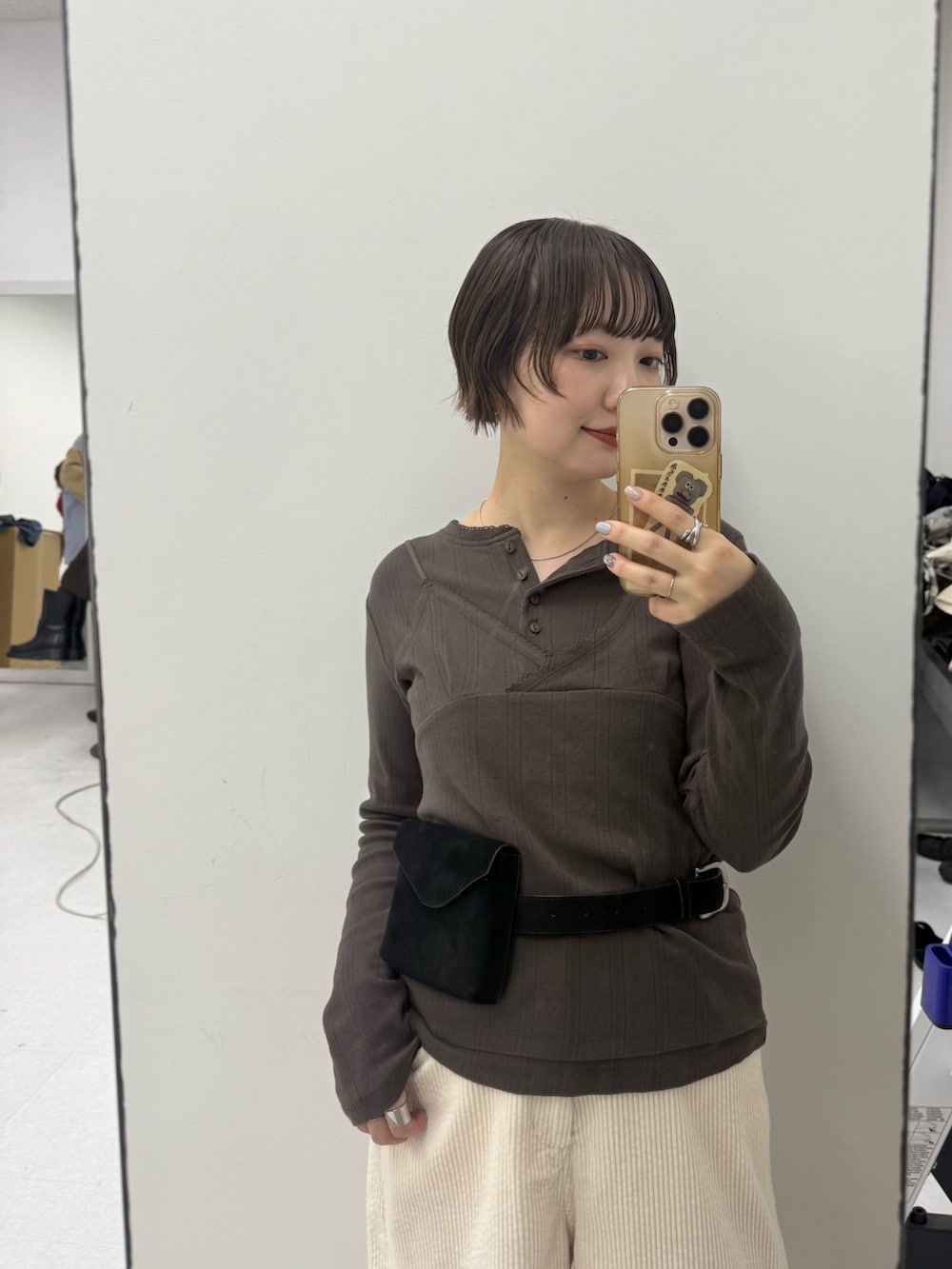 ブラウン系のTシャツ/カットソー、ホワイト系のその他パンツ、ブラック系のボディバッグ/ウエストポーチを着用したレディースの秋コーディネートの4枚目の写真
