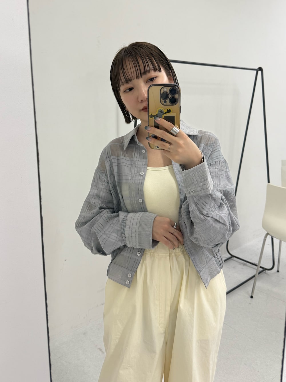 グレー系のシャツ/ブラウスを着用したレディースの冬コーディネートの2枚目の写真