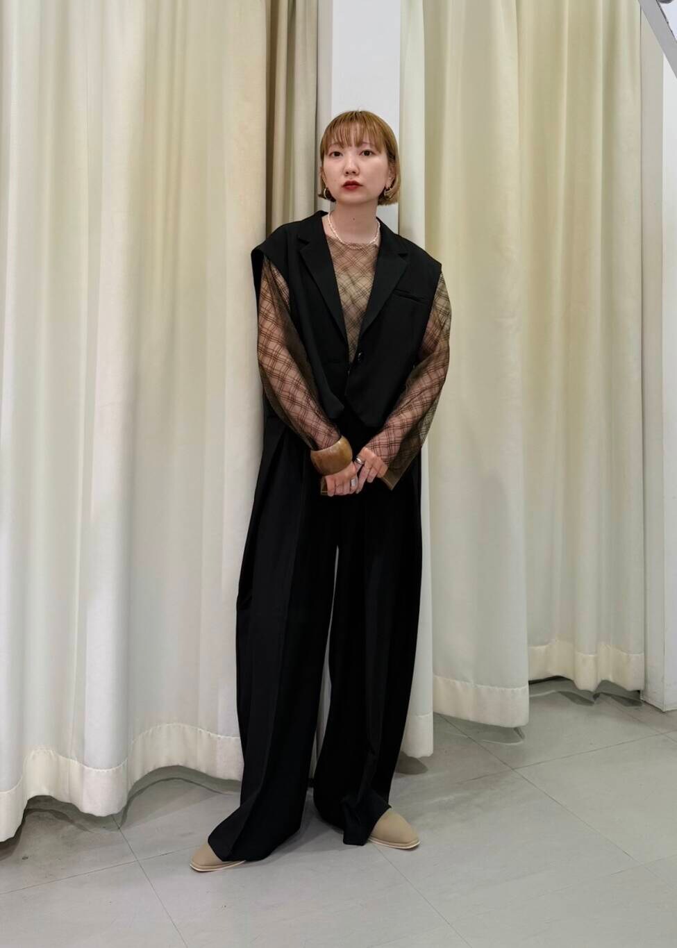 ブラック系のTシャツ/カットソー、ブラック系のその他パンツ、ブラック系のその他アウターを着用したレディースの春コーディネートの2枚目の写真