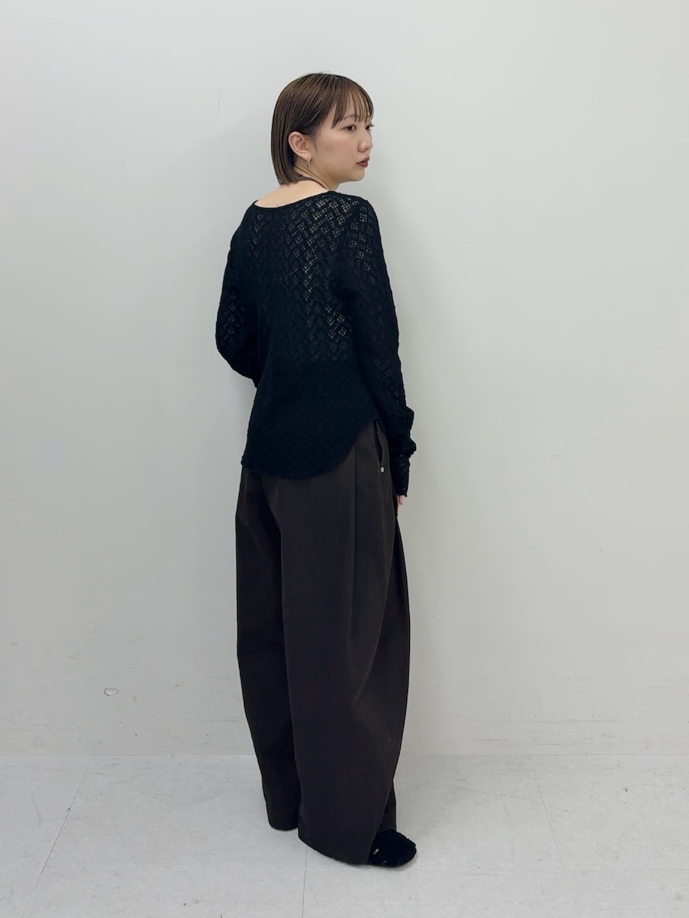 ブラック系のTシャツ/カットソー、ブラウン系のショルダーバッグ、ブラウン系のその他パンツを着用したレディースの春コーディネートの2枚目の写真