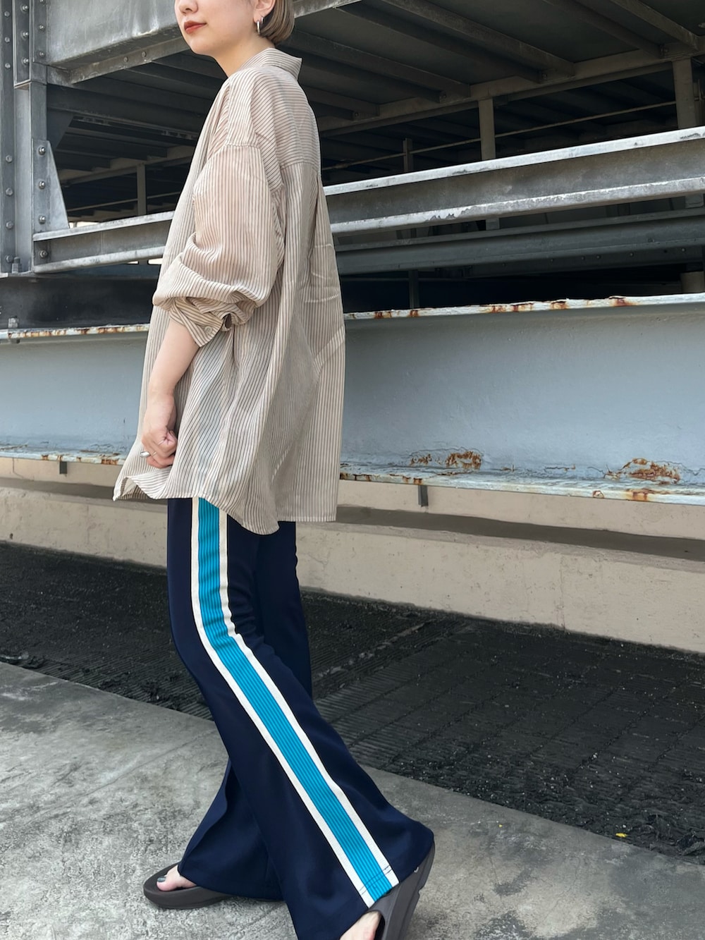 ブラウン系のシャツ/ブラウス、ブルー系のその他パンツを着用したレディースの夏コーディネートの4枚目の写真