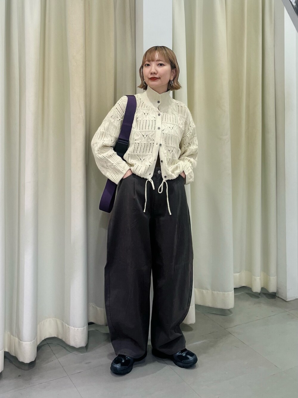 ホワイト系のカーディガン/ボレロ、グレー系のその他パンツ、パープル系のショルダーバッグを着用したレディースの秋コーディネートの2枚目の写真