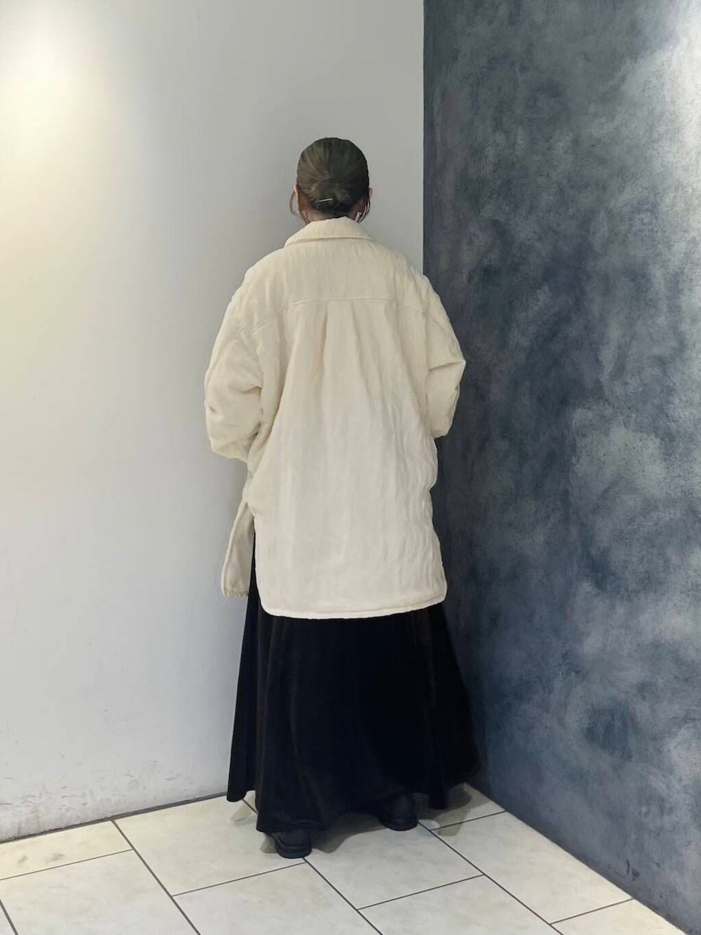 ホワイト系のダウンジャケット/コート、ブラウン系のスカートを着用したレディースの秋コーディネートの3枚目の写真