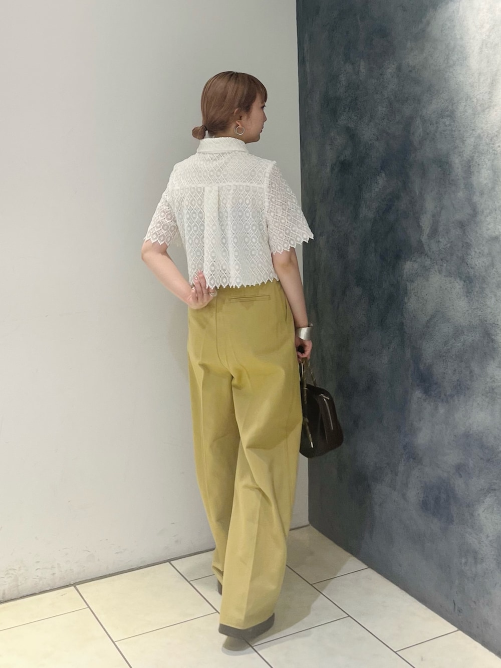 ベージュ系のその他パンツ、ホワイト系のシャツ/ブラウス、ブラウン系のハンドバッグを着用したレディースの夏コーディネートの3枚目の写真