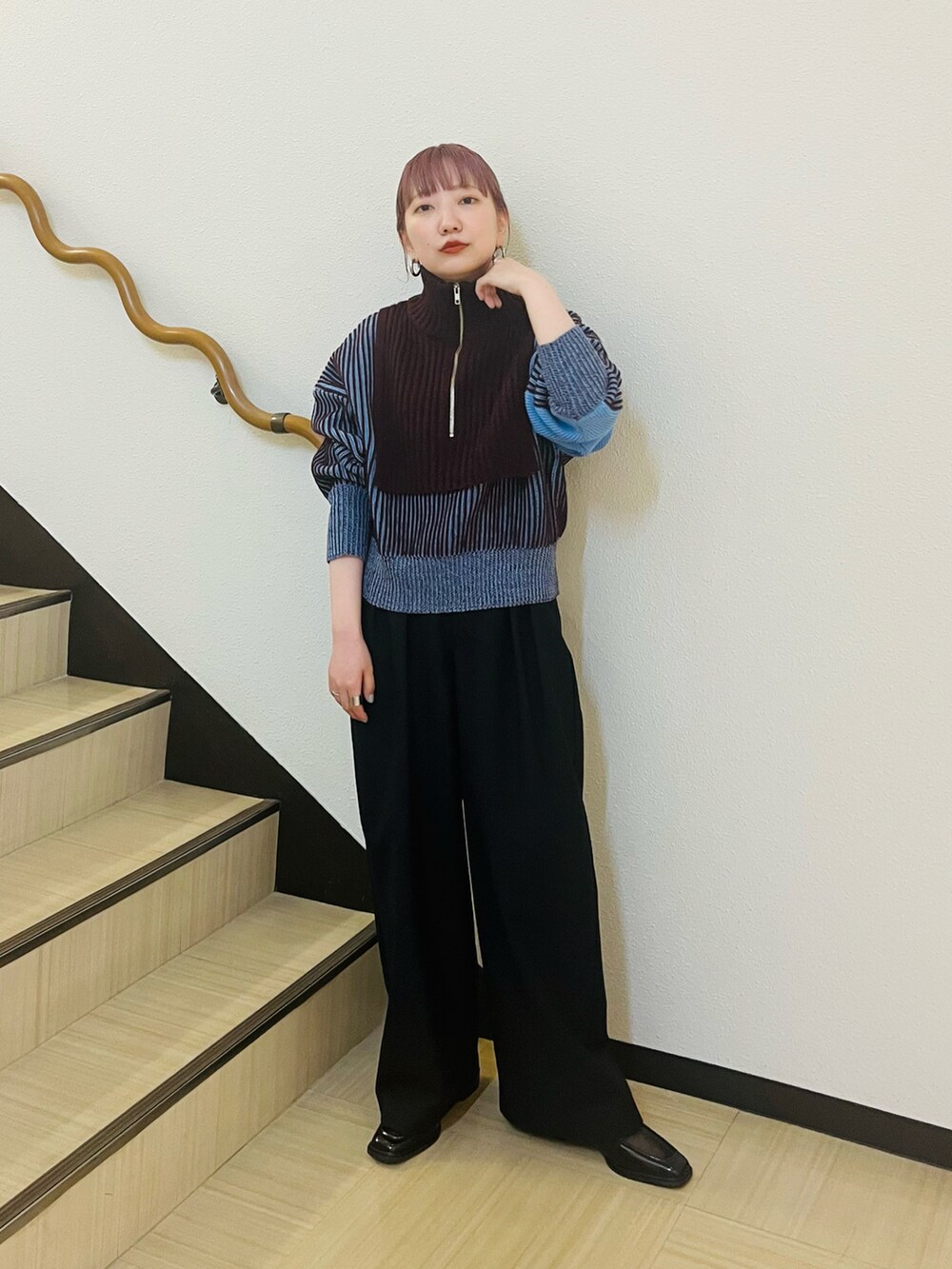 ブルー系のニット/セーター、ブラック系のその他パンツ、ブラック系のローファーを着用したレディースの春コーディネートの3枚目の写真