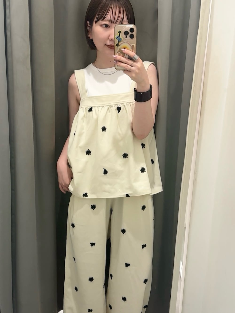 ホワイト系のシャツ/ブラウス、ホワイト系のその他パンツ、ホワイト系のタンクトップを着用したレディースの夏コーディネートの3枚目の写真