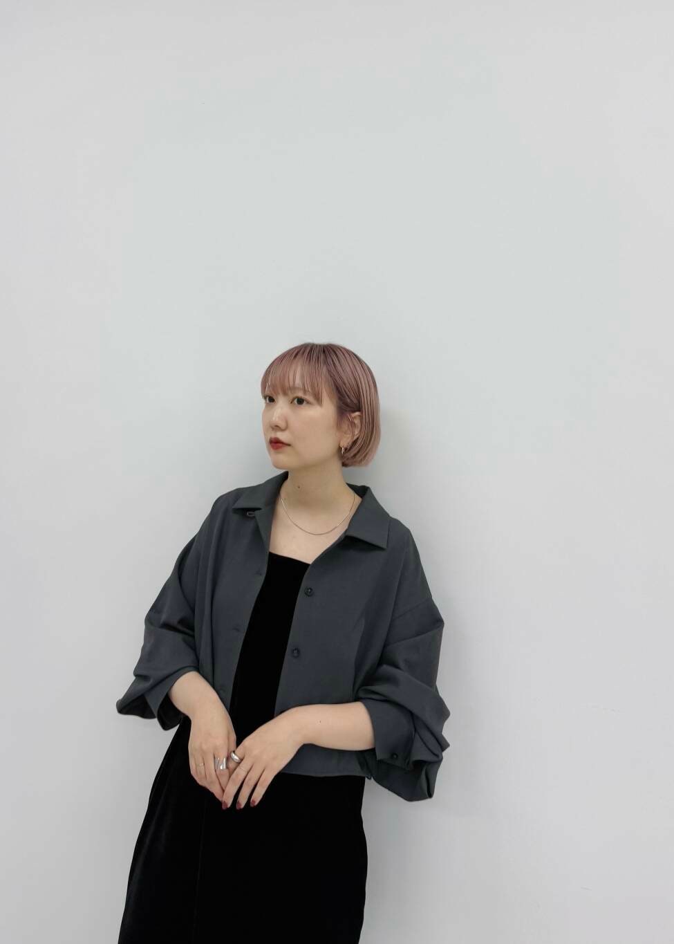 ブラック系のスニーカー、ブラック系のワンピース、グレー系のシャツ/ブラウスを着用したレディースの夏コーディネートの3枚目の写真