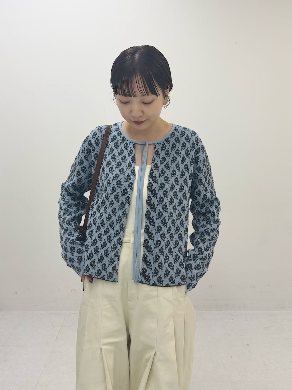 ブルー系のカーディガン/ボレロを着用したレディースの秋コーディネートの4枚目の写真
