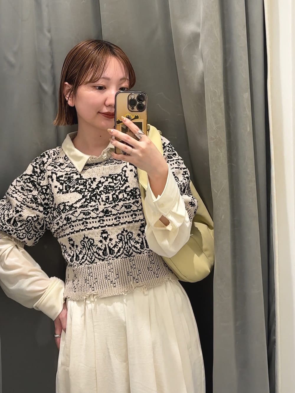 ホワイト系のその他パンツ、ホワイト系のシャツ/ブラウス、イエロー系のショルダーバッグを着用したレディースの冬コーディネートの3枚目の写真