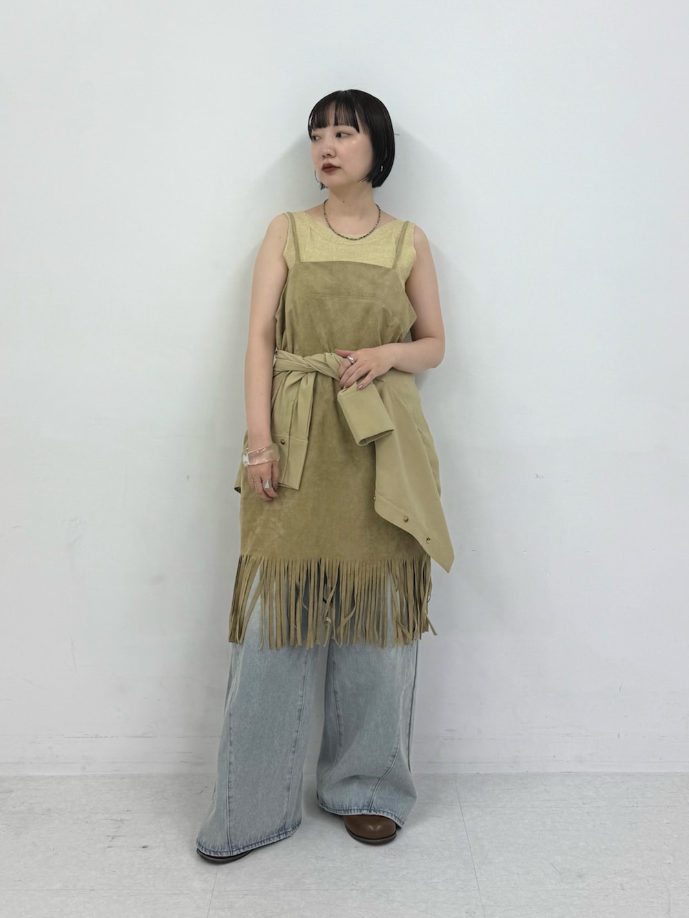 ベージュ系のワンピース、ベージュ系のシャツ/ブラウス、ベージュ系のタンクトップを着用したレディースの夏コーディネートの3枚目の写真