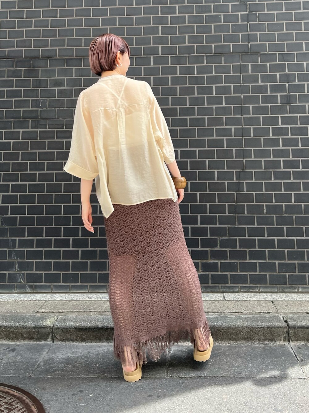 ホワイト系のシャツ/ブラウス、ブラウン系のスカート、ベージュ系のサンダルを着用したレディースの夏コーディネートの4枚目の写真