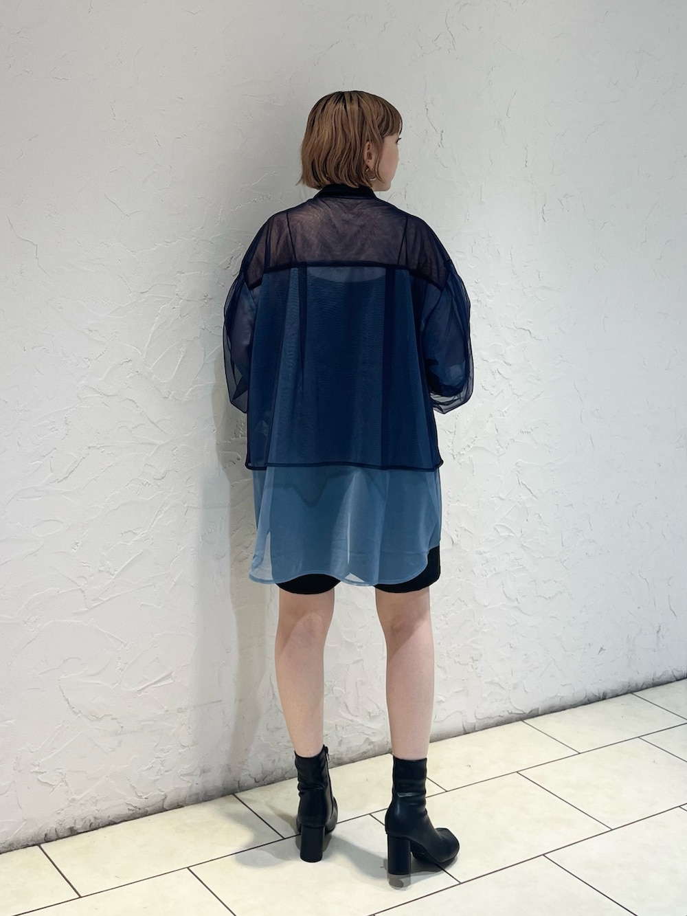 ブルー系のシャツ/ブラウス、ブラック系のその他パンツ、ブラック系のブーツを着用したレディースの秋コーディネートの4枚目の写真