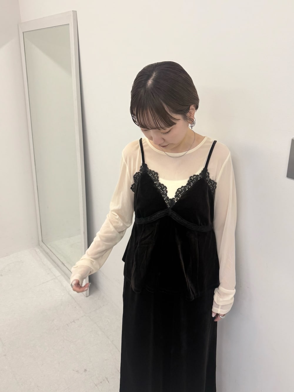ブラウン系のセットアップを着用したレディースの夏コーディネートの3枚目の写真