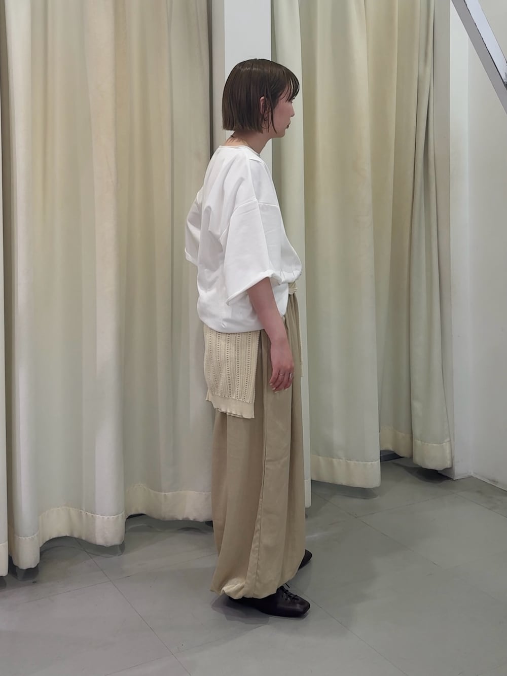 ホワイト系のTシャツ/カットソー、ベージュ系のその他パンツ、ホワイト系のニット/セーターを着用したレディースの春コーディネートの2枚目の写真