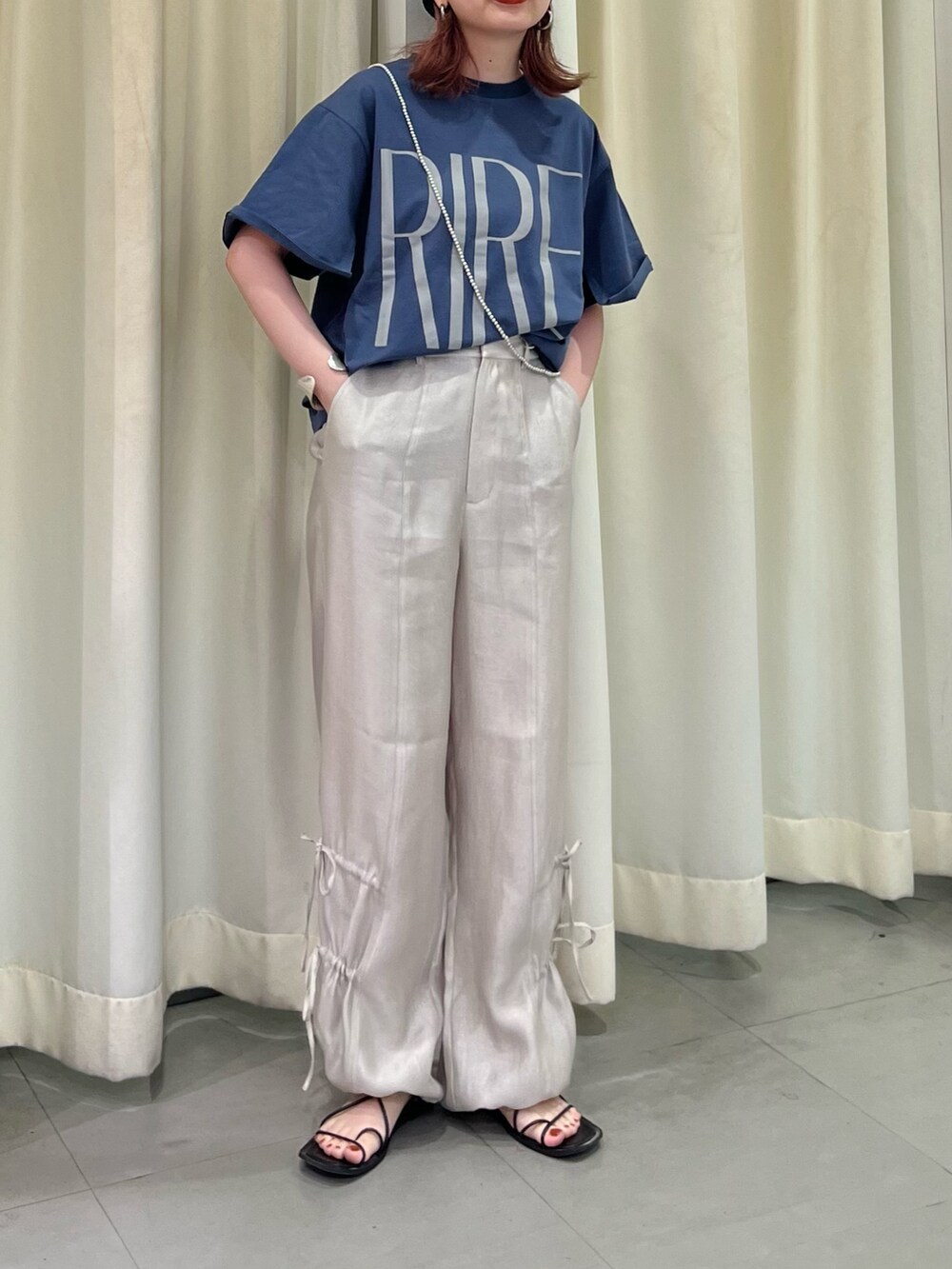 ベージュ系のその他パンツ、ブルー系のTシャツ/カットソー、ブルー系のニットキャップ/ビーニーを着用したレディースの夏コーディネートの2枚目の写真