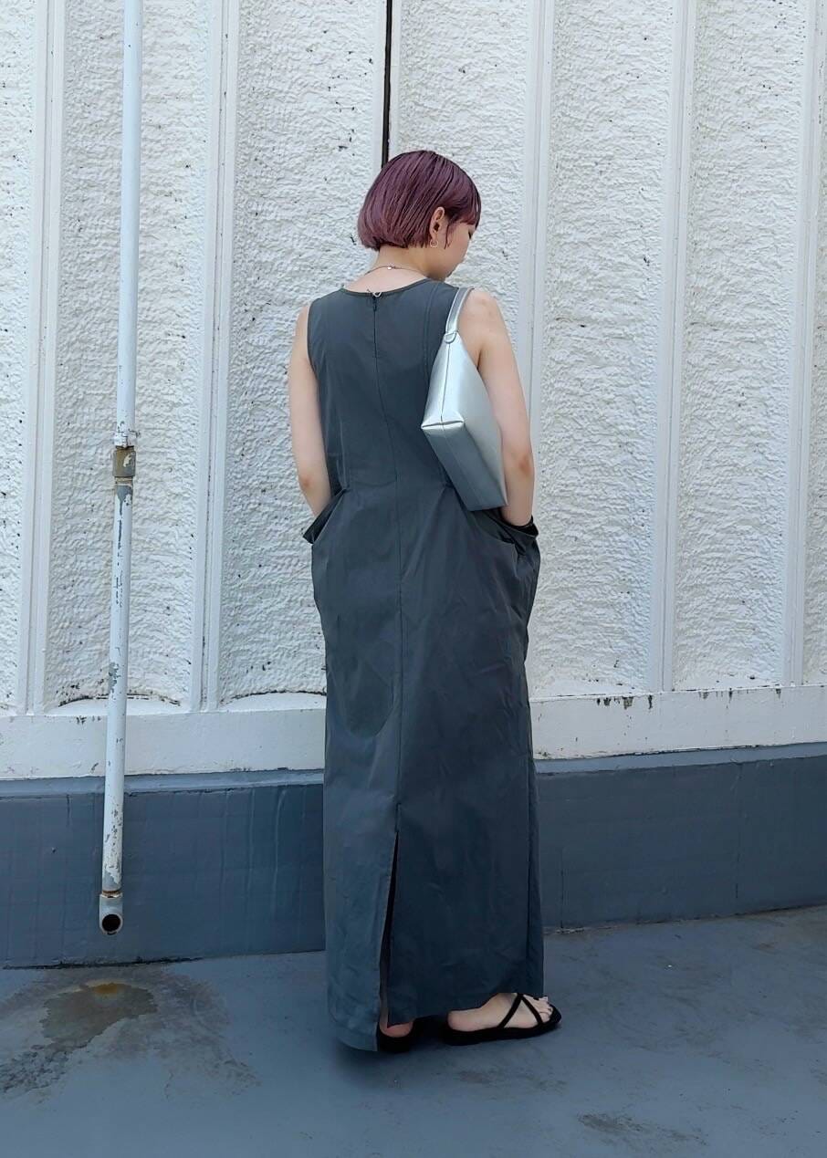 「ワンピース、大人カジュアル、サンダル、kbf_ootd、KBF、ノースリーブ、newarrival、ナチュラル×ブルベ夏、私のイチ推しブランド、25aw」｜「RODE SKOの『MADE IN JAPAN』プチメタルクロスフラットサンダル（サンダル、ブラック系）」を使った、まっちゃんさん（レディース・154cm）の夏コーディネートの3枚目の写真