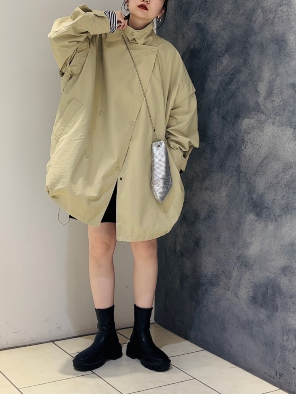 「KBF、アウター、ステンカラーコート、ポンチョ、春服コーデ、淡色コーデ、ショートパンツ、ボーダー、春色、春服みてみて、春アウター、春コーデ、春、ブーツ、ボーダートップス」｜「KBFのステンカラーBIGポンチョ（ポンチョ、ベージュ系）」を使った、まっちゃんさん（レディース・154cm）の冬コーディネートの4枚目の写真