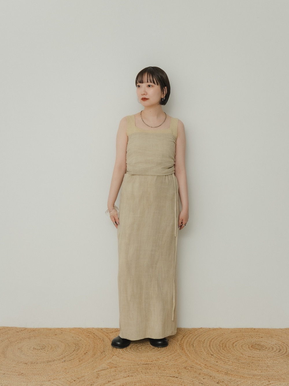ベージュ系のワンピース、ベージュ系のタンクトップを着用したレディースの夏コーディネートの2枚目の写真