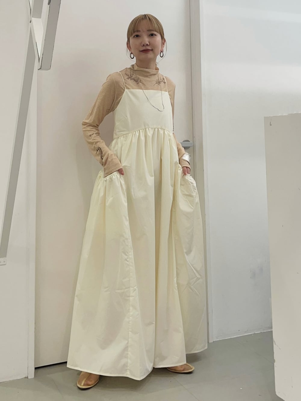 ホワイト系のワンピース、ベージュ系のTシャツ/カットソー、ベージュ系のその他シューズを着用したレディースの春コーディネートの3枚目の写真