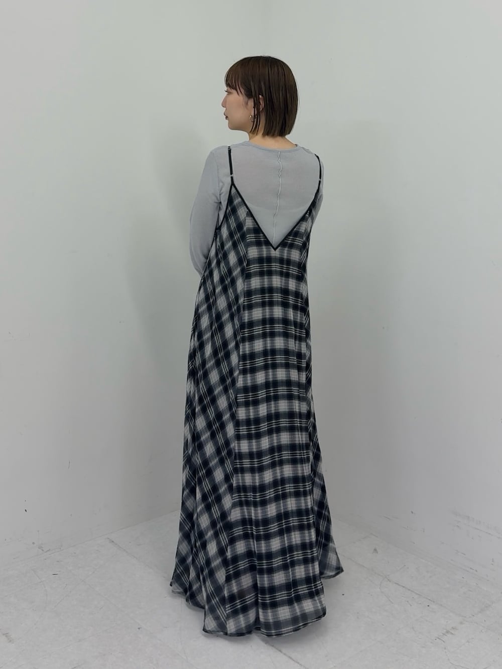 ブラック系のワンピースを着用したレディースの春コーディネートの2枚目の写真