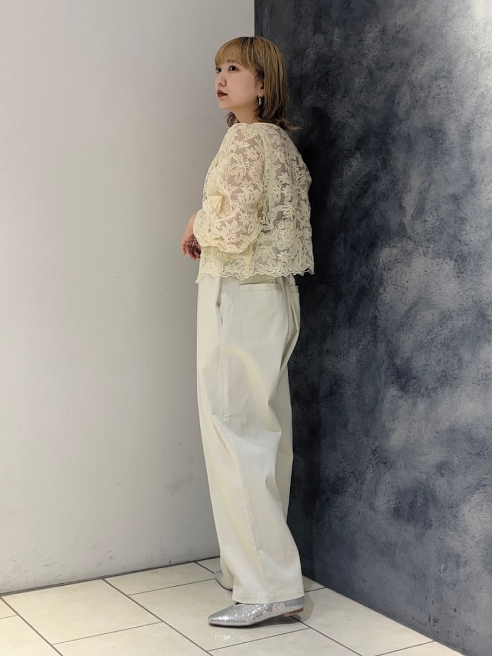 ホワイト系のシャツ/ブラウス、ホワイト系のサロペット/オーバーオール、シルバー系のパンプスを着用したレディースの春コーディネートの3枚目の写真