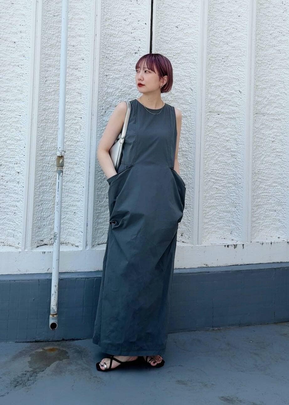 「ワンピース、大人カジュアル、サンダル、kbf_ootd、KBF、ノースリーブ、newarrival、ナチュラル×ブルベ夏、私のイチ推しブランド、25aw」｜「RODE SKOの『MADE IN JAPAN』プチメタルクロスフラットサンダル（サンダル、ブラック系）」を使った、まっちゃんさん（レディース・154cm）の夏コーディネートの2枚目の写真