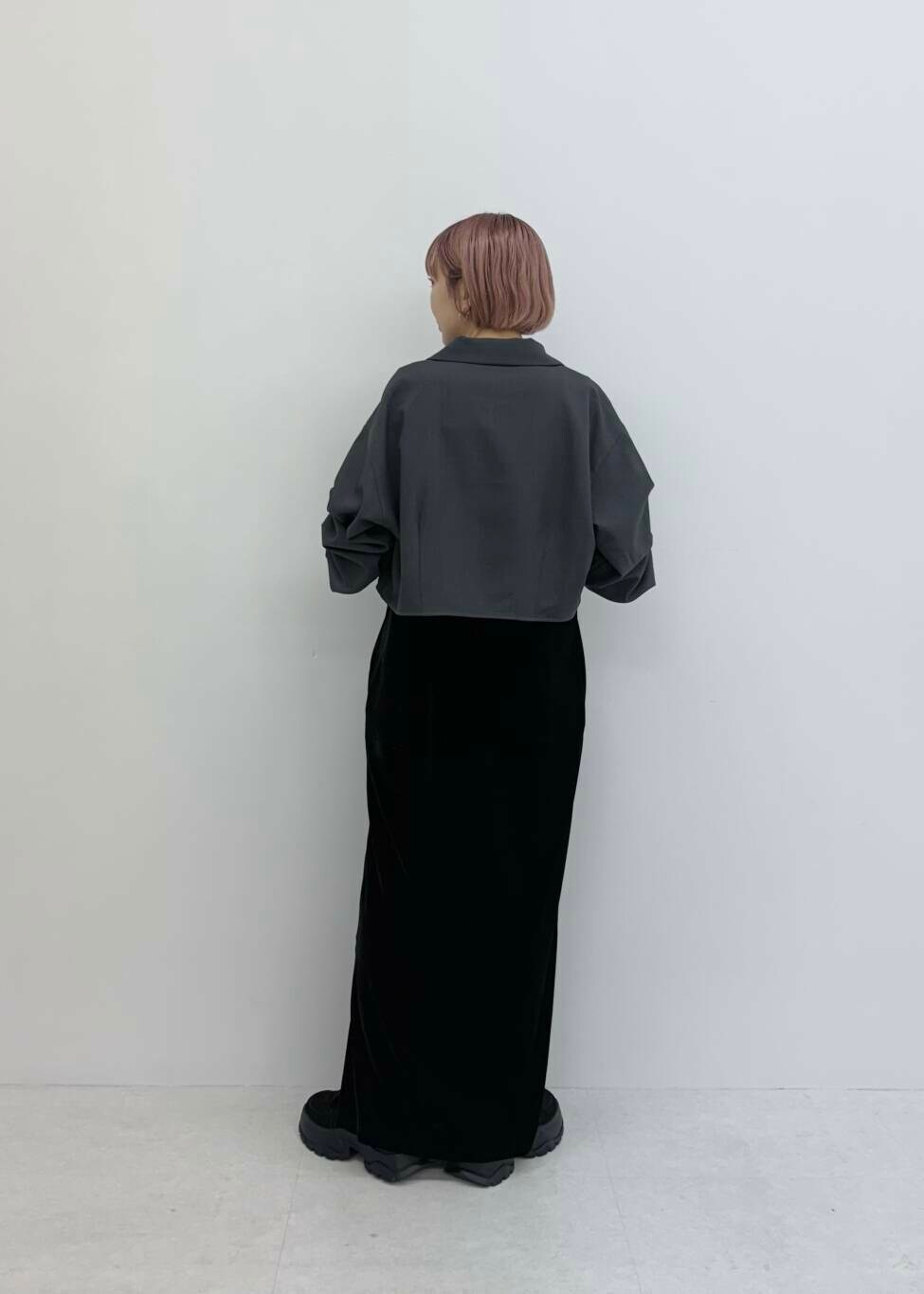 ブラック系のスニーカー、ブラック系のワンピース、グレー系のシャツ/ブラウスを着用したレディースの夏コーディネートの2枚目の写真