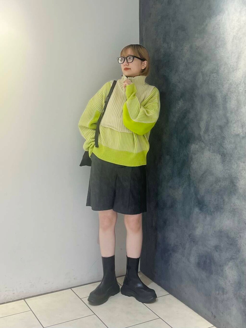 グリーン系のニット/セーター、グレー系のその他パンツ、ブラック系のショルダーバッグを着用したレディースの秋コーディネートの3枚目の写真