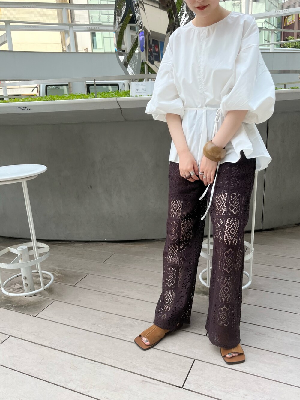 ホワイト系のシャツ/ブラウス、ブラウン系のその他パンツ、イエロー系のサンダルを着用したレディースの夏コーディネートの5枚目の写真