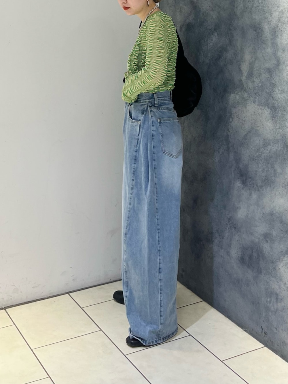 「シアートップス、シアー、ニット、デニム、デニムパンツ、ワイドデニム、グリーン、秋服準備はじめました、秋コーデ、カジュアル、大人カジュアル」｜「KBFのシャーリングコンパクトニット（ニット/セーター、グリーン系）」を使った、まっちゃんさん（レディース・154cm）の秋コーディネートの4枚目の写真
