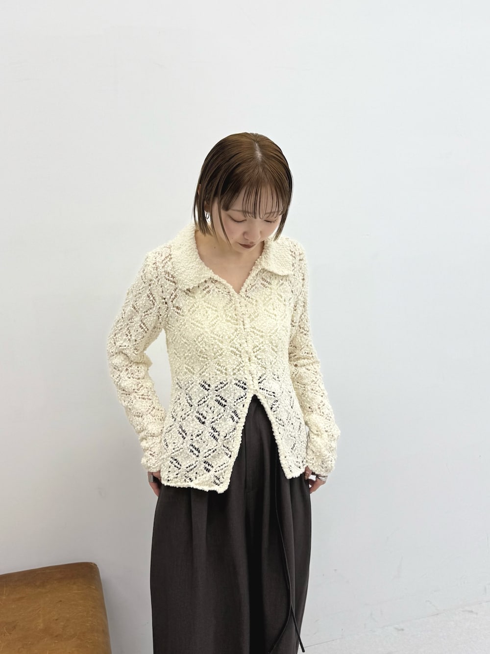 ホワイト系のニット/セーター、ブラウン系のその他パンツを着用したレディースの冬コーディネートの3枚目の写真