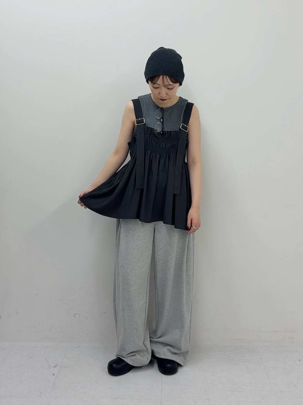 グレー系のその他パンツ、グレー系のその他トップス、グレー系のその他アウターを着用したレディースの春コーディネートの3枚目の写真