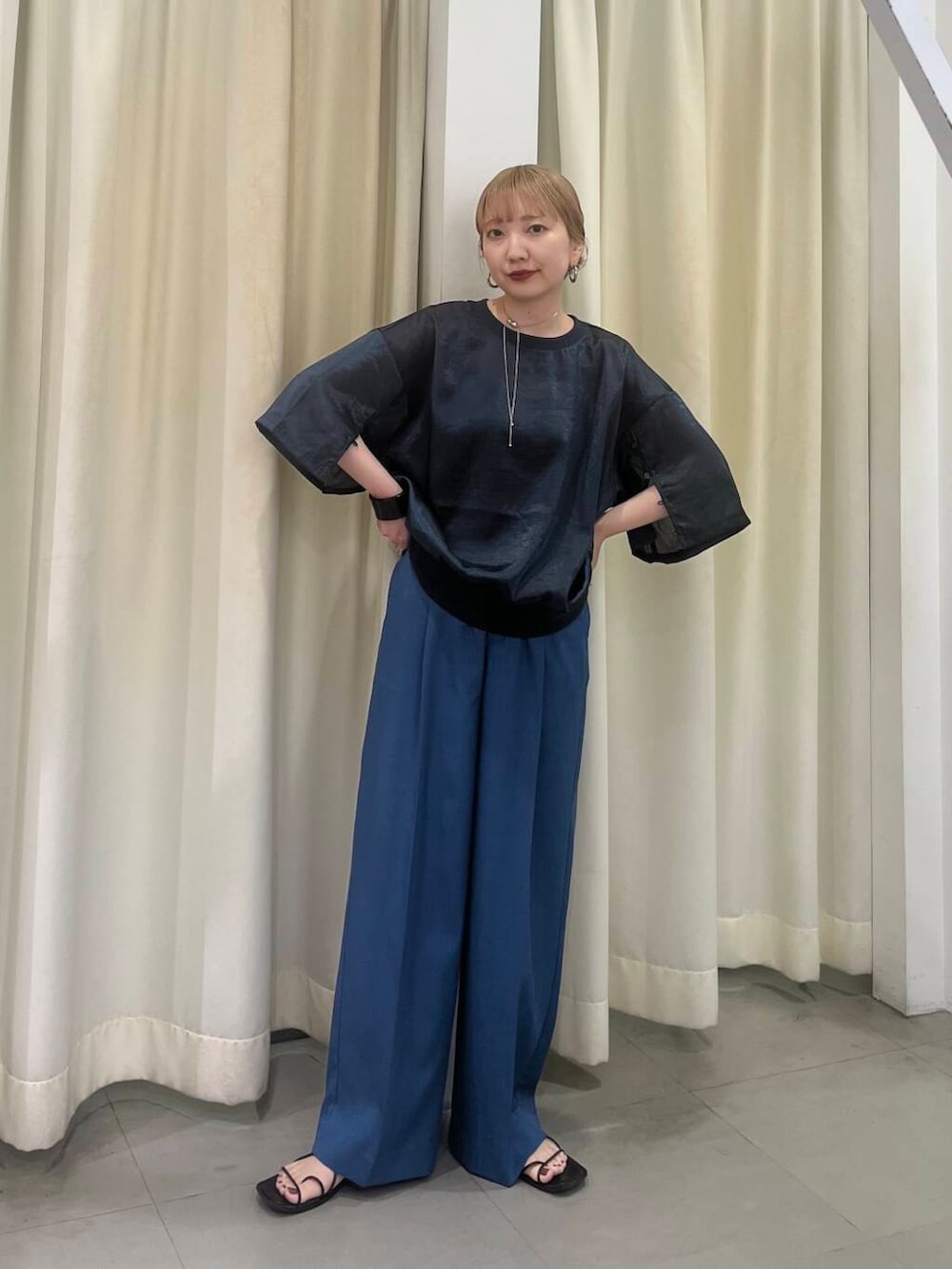 ブルー系のその他パンツ、ブルー系のTシャツ/カットソーを着用したレディースの夏コーディネートの2枚目の写真