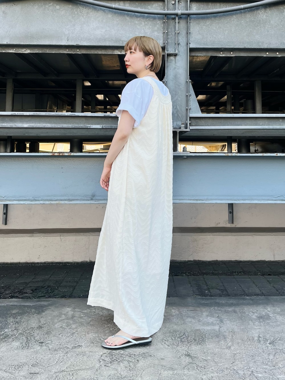 ホワイト系のワンピース、ホワイト系のTシャツ/カットソー、シルバー系のサンダルを着用したレディースの夏コーディネートの3枚目の写真
